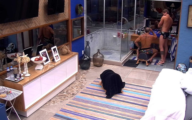 Breno corta o cabelo de Kaysar e pergunta: 