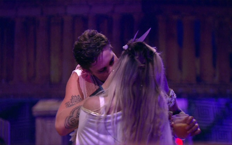 Breno e Jaqueline se beijam na Festa Deuses Gregos