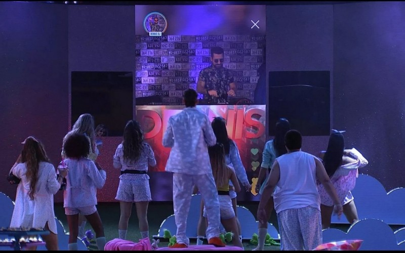 Brothers se surpreendem com show do DJ Dennis, ao vivo, em um telão
