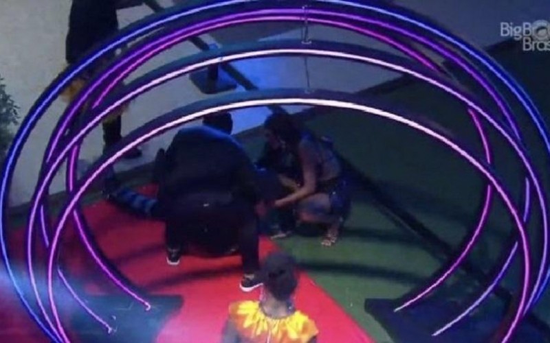 Caio escorrega e leva tombo em festa do 