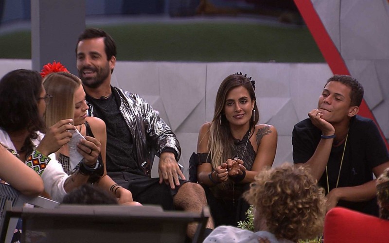 Carolina dá aviso sobre entrada de novos participantes: 