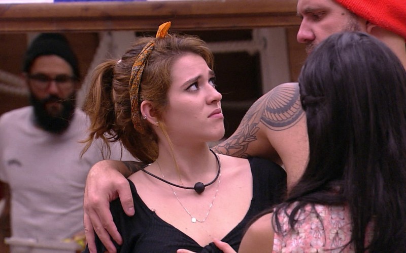 Caruso abraça Ana Clara: 