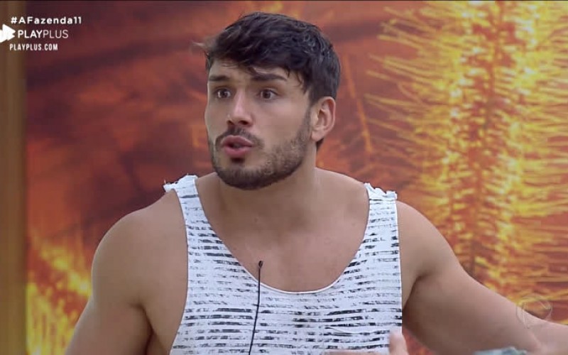 Casa pega fogo após a volta de Lucas como Fazendeiro