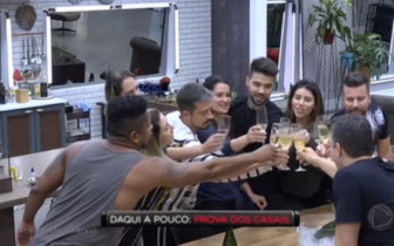 Casais preparam bolo e cantam parabéns para Anderson