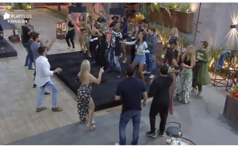 Casais se divertem e caem na pista na primeira festa da temporada