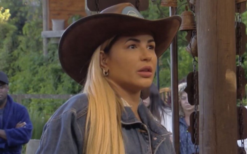 Deolane Bezerra deixa A Fazenda 14, após irmãs manifestarem na portaria do reality