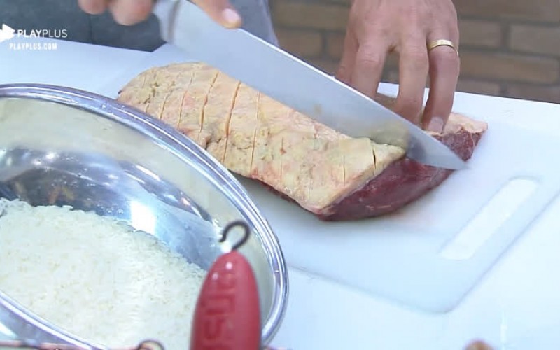 Diego ataca de chef e faz picanha ao forno com arroz e vinagrete