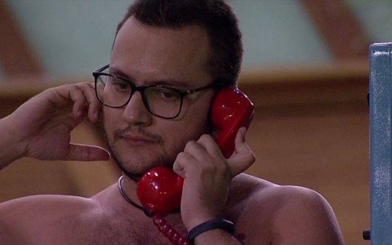 Diego atende ao Big Fone