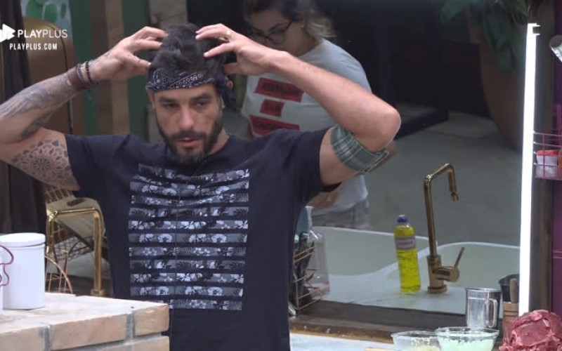 Diego diz que faz terapia diferente para acabar com dor de cabeça