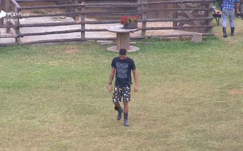 Diego Grossi machuca joelho e Sabrina indica atendimento médico