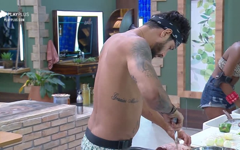 Diego Grossi prepara picanha para o almoço dos peões
