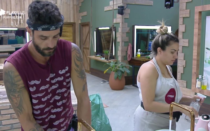 Diego Grossi, Thayse Teixeira e Netto dão duro na limpeza da louça