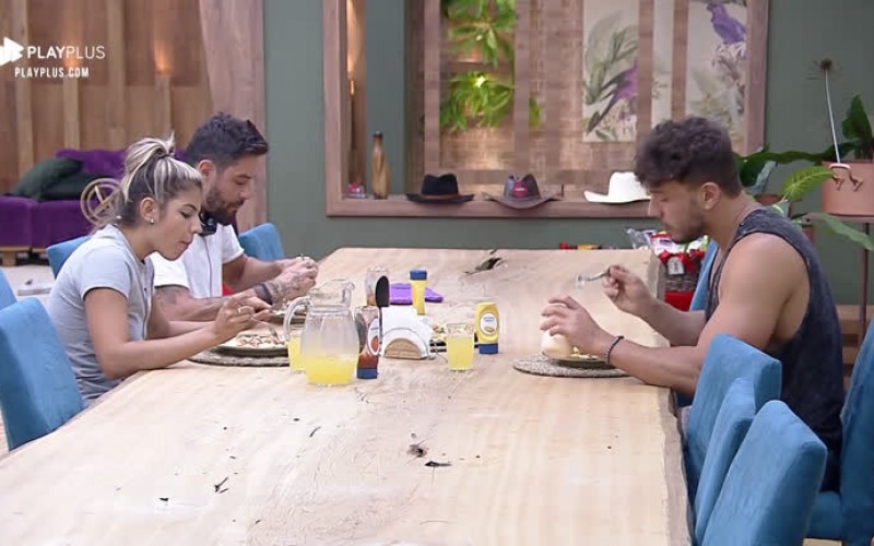 Diego, Lucas e Hari atacam pizza e comentam sobre 