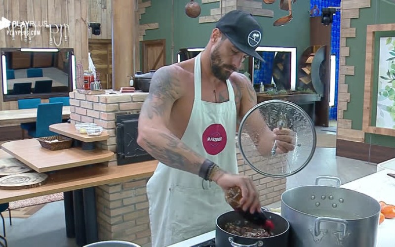 Diego prepara almoço de domingo: carne com macarrão