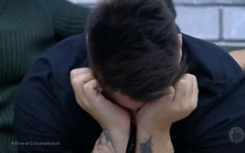 Douglas chora pela morte do pai e é consolado pelos casais