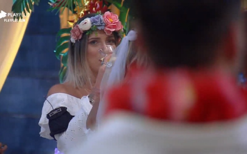 Em noite de festa, peões entram no clima do Havaí com looks temáticos