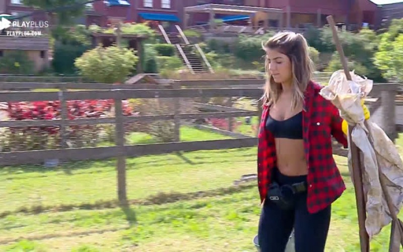 Em nova tarefa, Hariany se diverte ao cuidar dos porcos