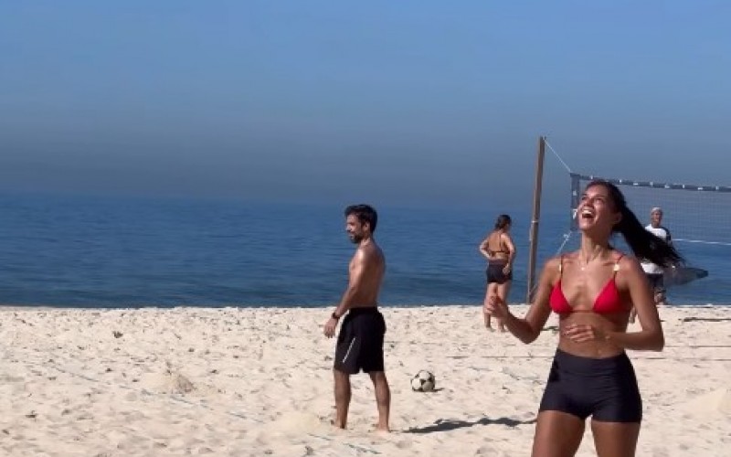 Alane Dias joga altinha em praia do Rio de Janeiro