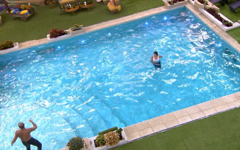Alane e Marcus Vinicius pulam na piscina após Paredão