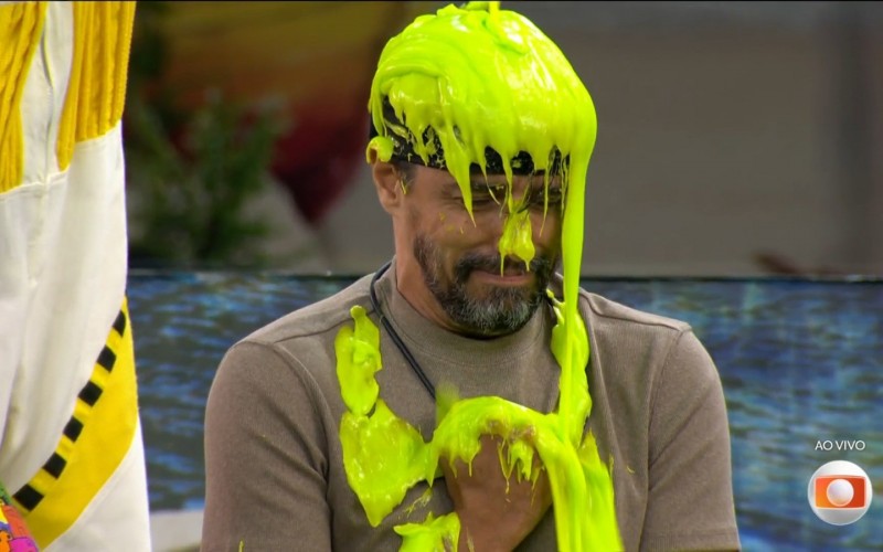 Alberto Cowboy erra palpite no Sincerão e leva banho geleca