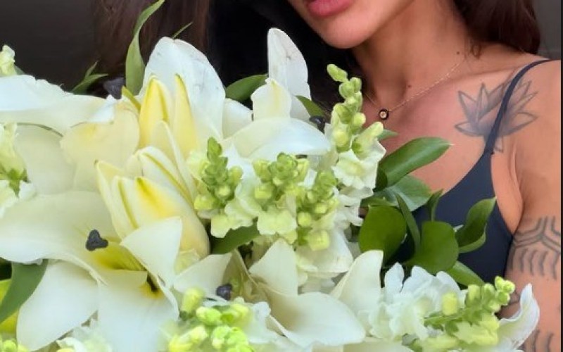 Aline Campos se declara para namorado após receber flores