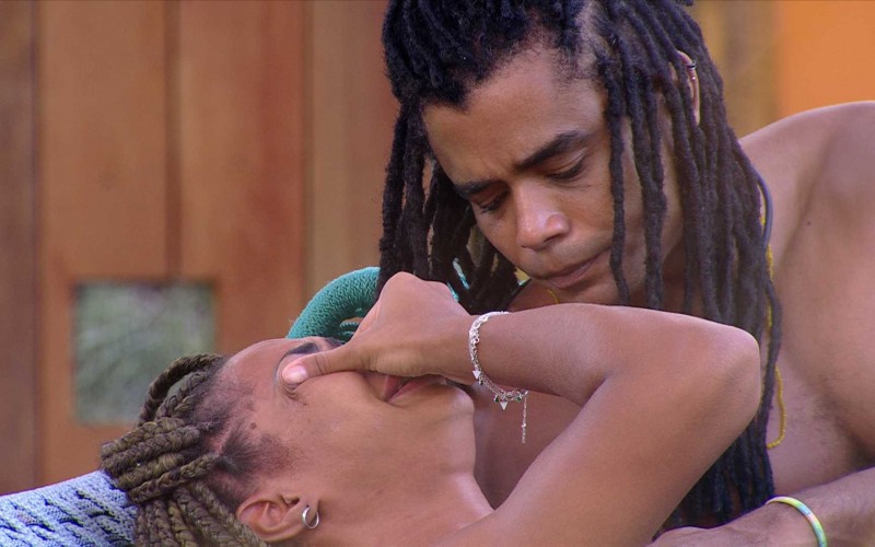 Aline chora no BBB 25 e é consolada por Diogo Almeida