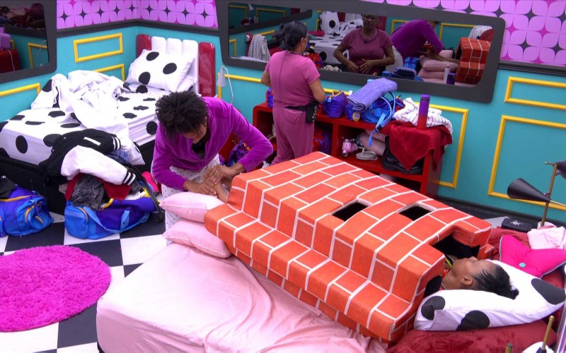 Aline massageia pés de Vilma, que está no Castigo do Monstro