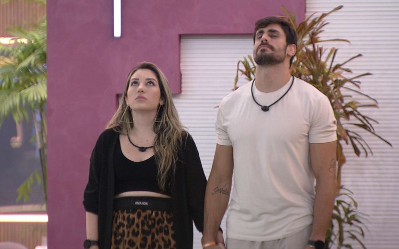 Amanda e Cara de Sapato rezam no jardim do BBB 23