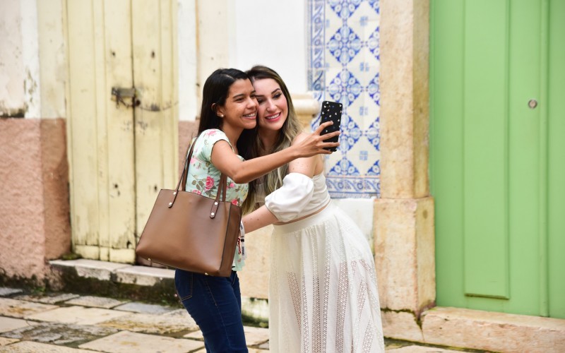 Amanda é tietada por fãs em São Luís