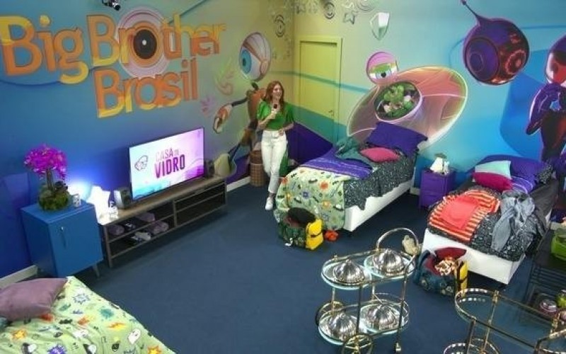 Ana Clara invade Casa de Vidro e conversa com participantes