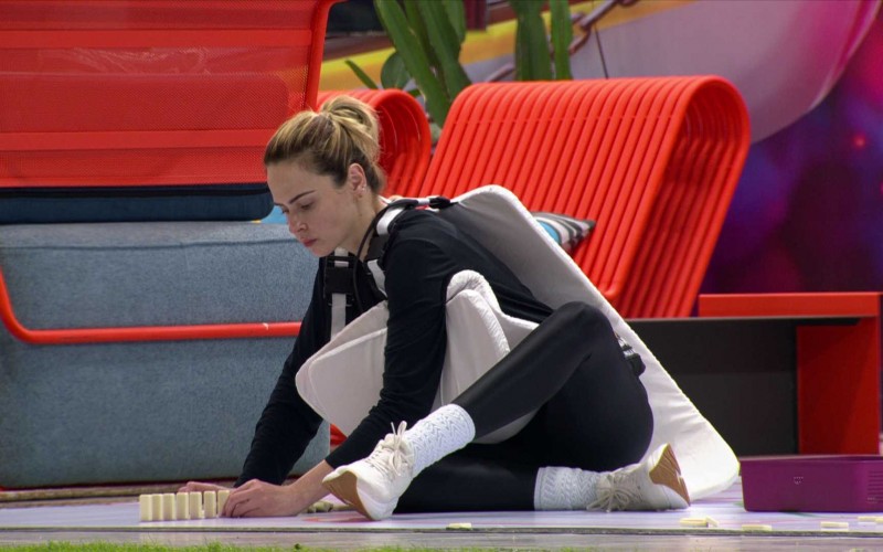 Ana Paula Renault cumpre Castigo do Monstro na madrugada