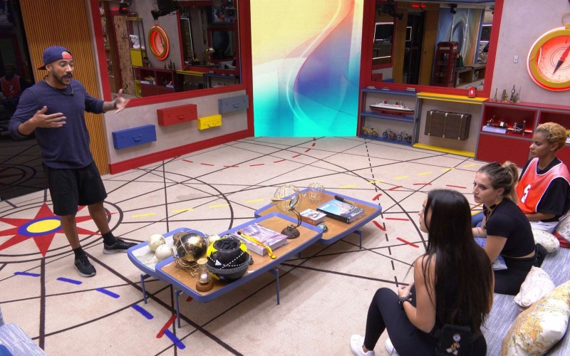 Após a formação do 17º Paredão, Ricardo e Larissa discutem