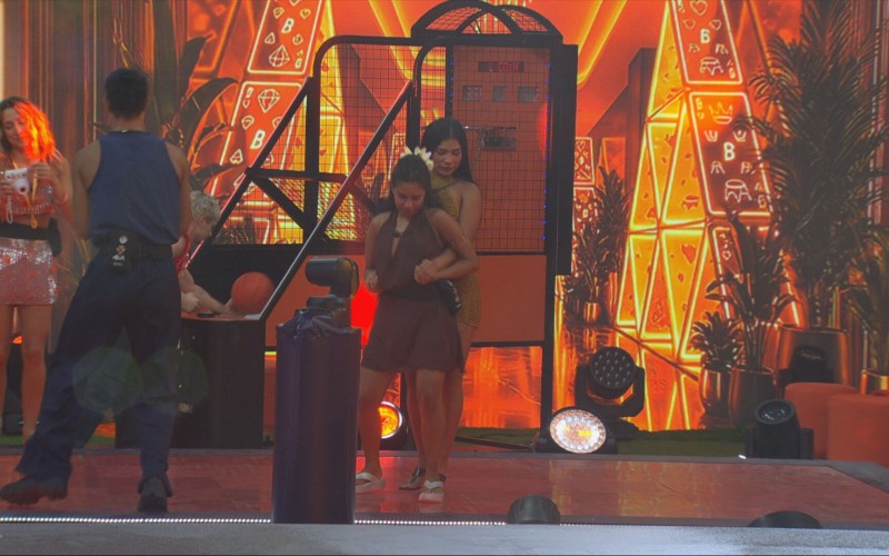 Após beijar Jonas Sulzbach, Marciele admite: 