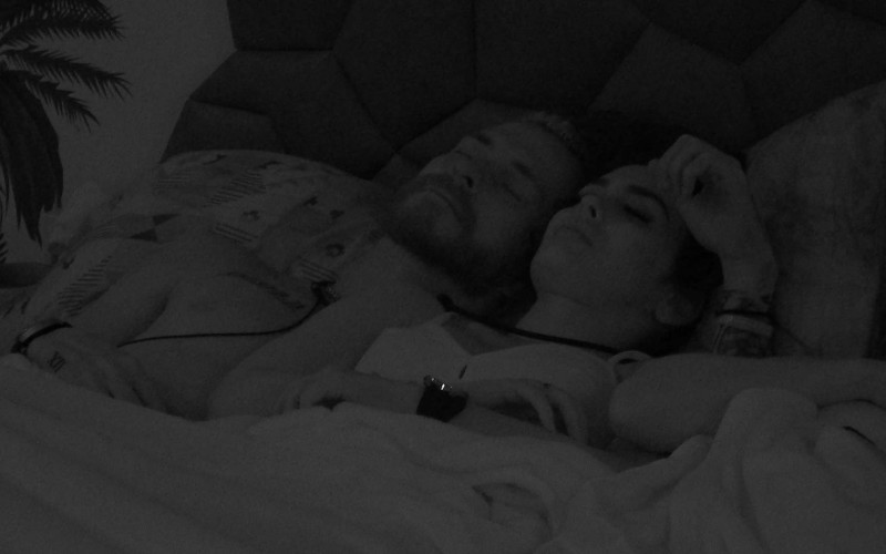 Após beijo, Fred e Larissa dormem agarradinhos no BBB 23
