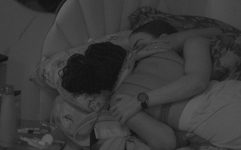 Após desentendimento, Sarah Aline pede desculpas para Marvvila