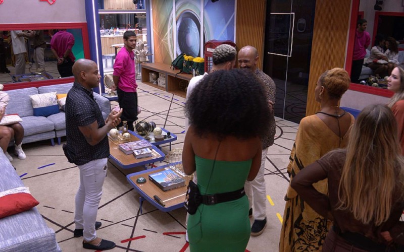 Após eliminação no BBB 23, Fred ganha beijo de Ricardo