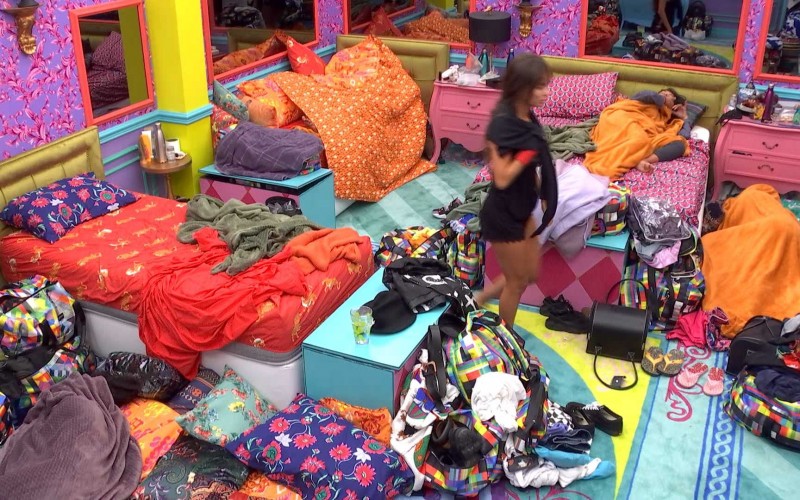 Após madrugada intensa, confinados acordam no BBB21