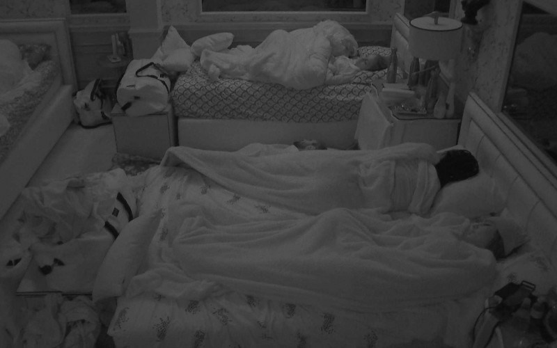 Após madrugada intensa, todos dormem no BBB21
