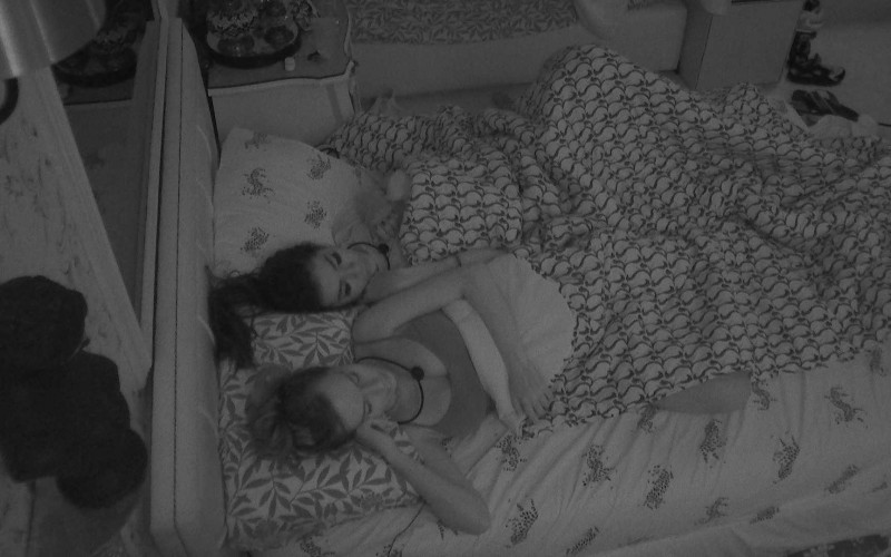 Após noite de festa, brothers dormem no BBB21