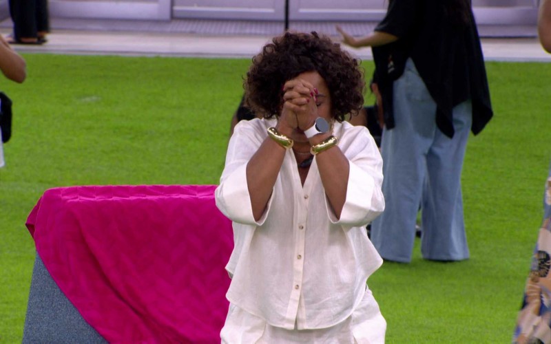 Após retorno do Paredão, Solange Couto se ajoelha e agradece