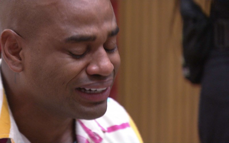 Após voltar do Paredão, Cezar tem crise de choro no BBB 23