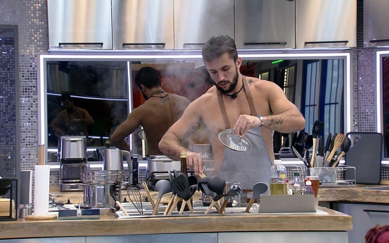 Arthur canta música de Projota enquanto faz almoço no BBB21
