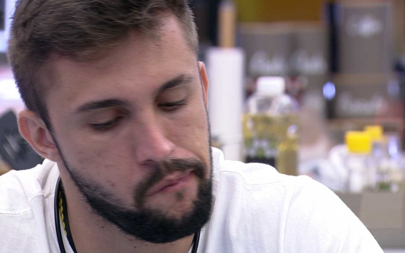 Arthur diz a Pocah que pensa em vetar Fiuk da Prova do Líder