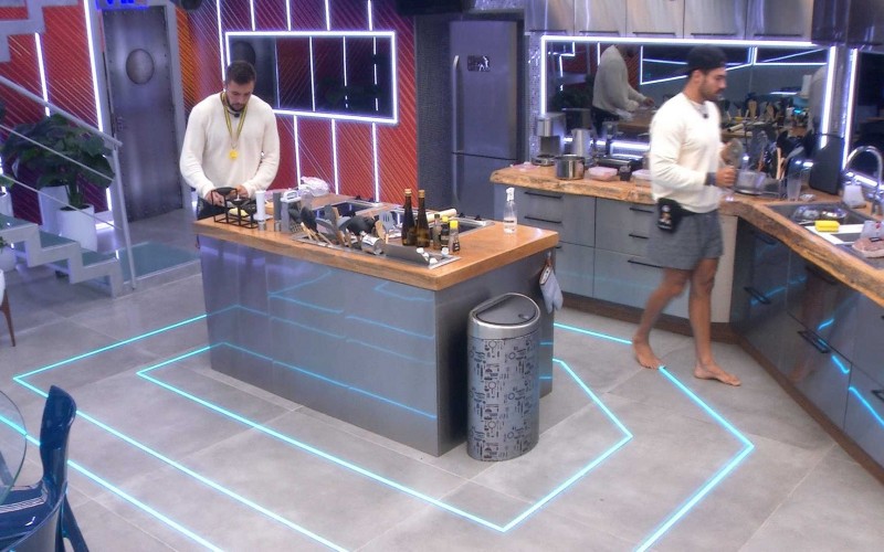 Arthur e Arcrebiano reclamam de barulho de brother