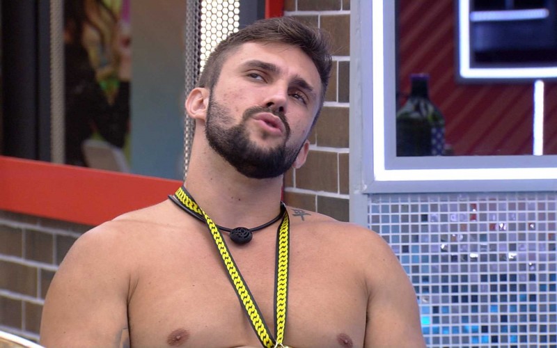 Arthur fala de sister no BBB21 e pede: 