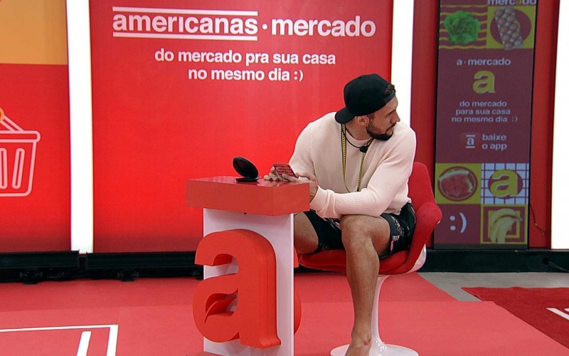 Arthur faz as compras para o grupo VIP do BBB21