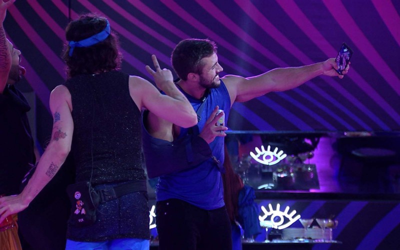 Arthur faz selfie com Fiuk, Sarah e Projota: 