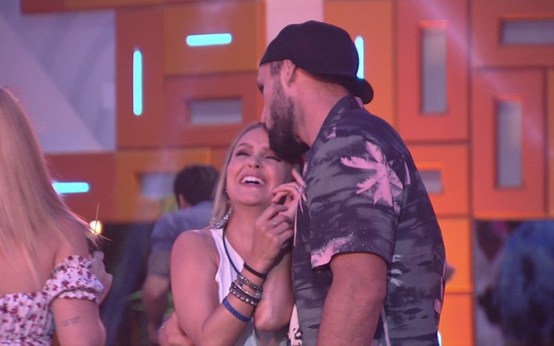 Arthur ganha carinho de Carla Diaz e abraça a sister no BBB21