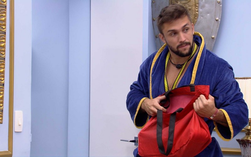 Arthur recebe comida para Almoço do Líder do BBB21 e comemora