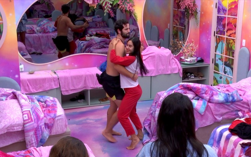 BBB 24: Isabelle e Matteus dançam abraçados no Quarto Fada